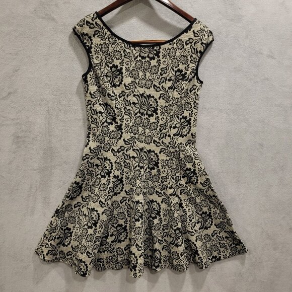 Maggy London Women's‎ Dress Stylish Floral Skater Fit and Flare Dress Size 8 - Picture 1 of 7